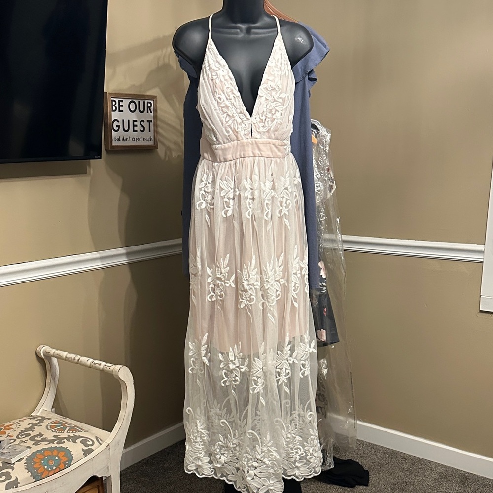 Elegant White Lace Backless Dress